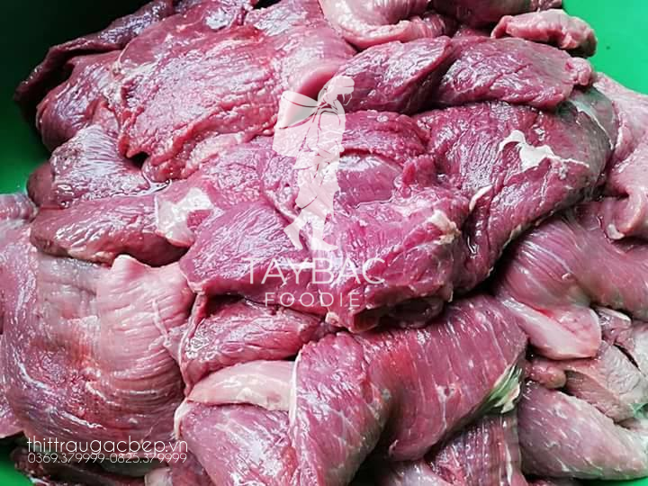 Thịt trâu tươi đã được pha thành những miếng vừa phải để chuẩn bị tẩm ướp gia vị.