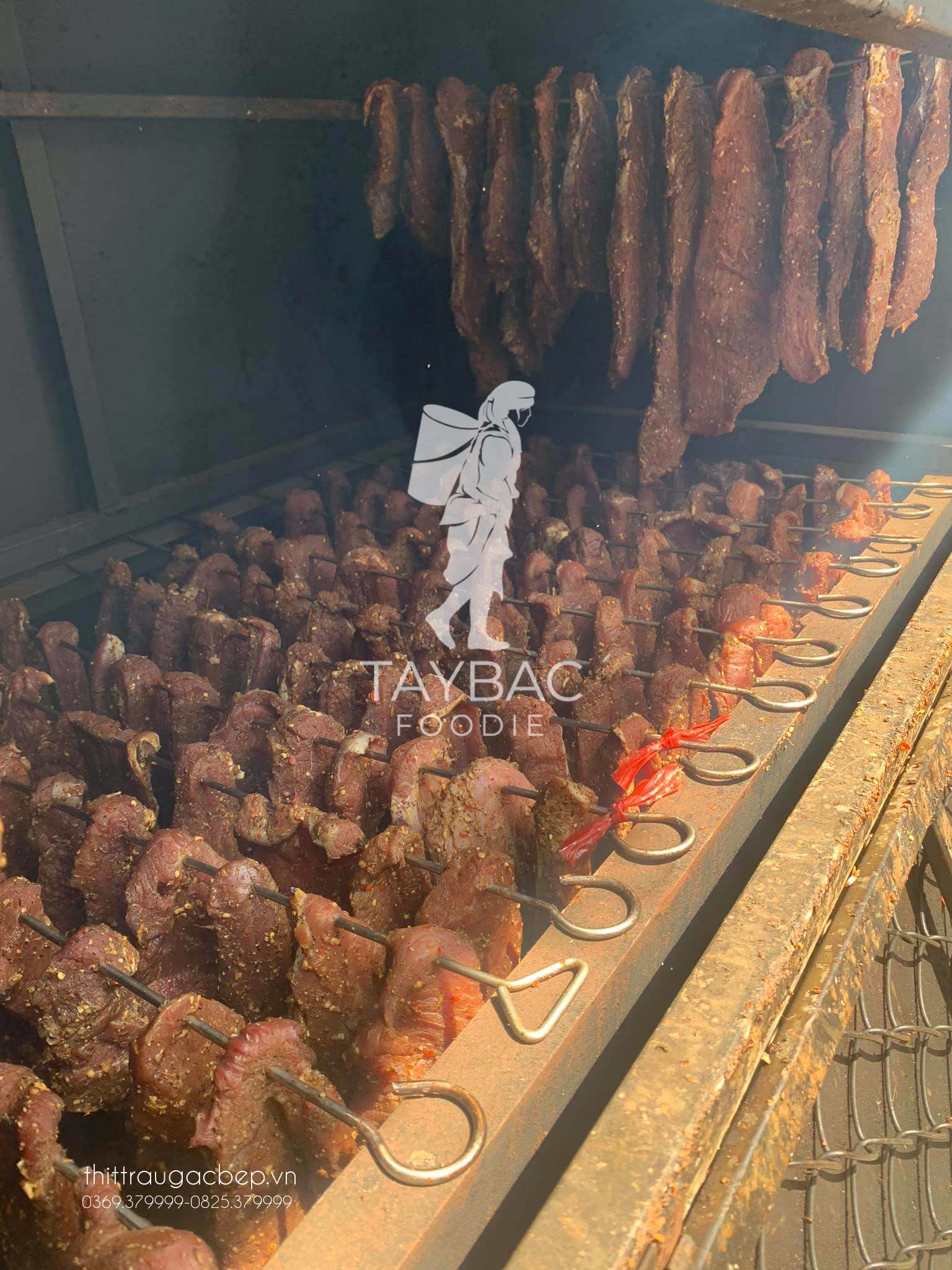Thịt trâu Tây Bắc được sấy khô thủ công bằng củi trong các lò sấy.