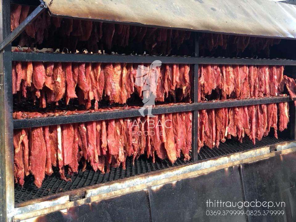 Thịt trâu tươi được xiên vào từng xiên rồi treo lên lò sấy.